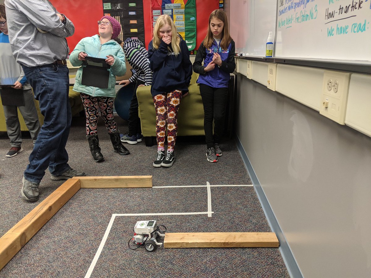 JillScheid's tweet photo. Tech Club week four! Learning how to move the robot through the maze the fastest! #lf4515rocks https://t.co/1CYYO3q4kT