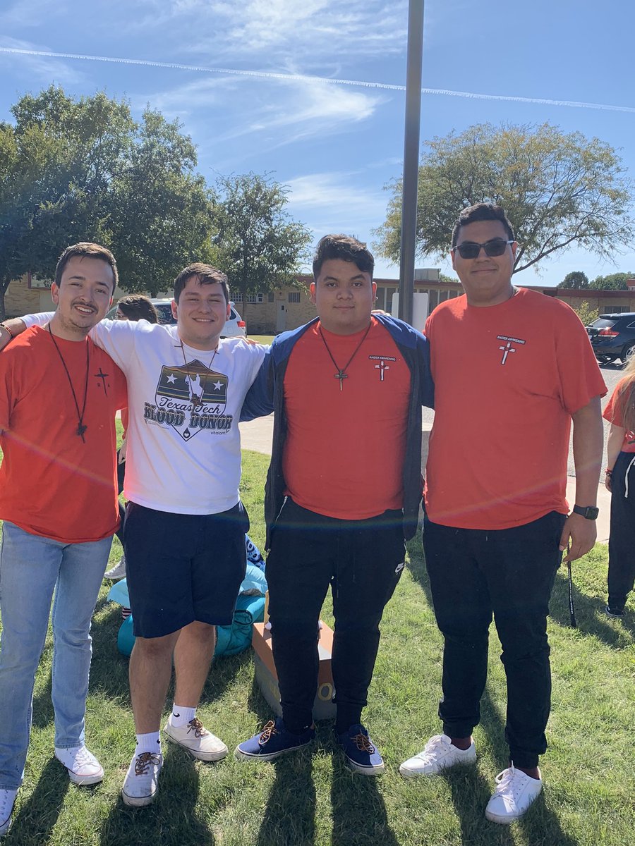 RaiderAwakening's tweet image. Meet your RAL
Next up...
Publicity CMC

Name: Fernando Leyva Alderete
Classification: Senior
Major: Math and Spanish
Hometown: Fort Worth, TX
RA Retreated: RA 56 Called By Name
Favorite Saint: St. Pope John Paul ll
Favorite Celebrity: Shakira (duhh)