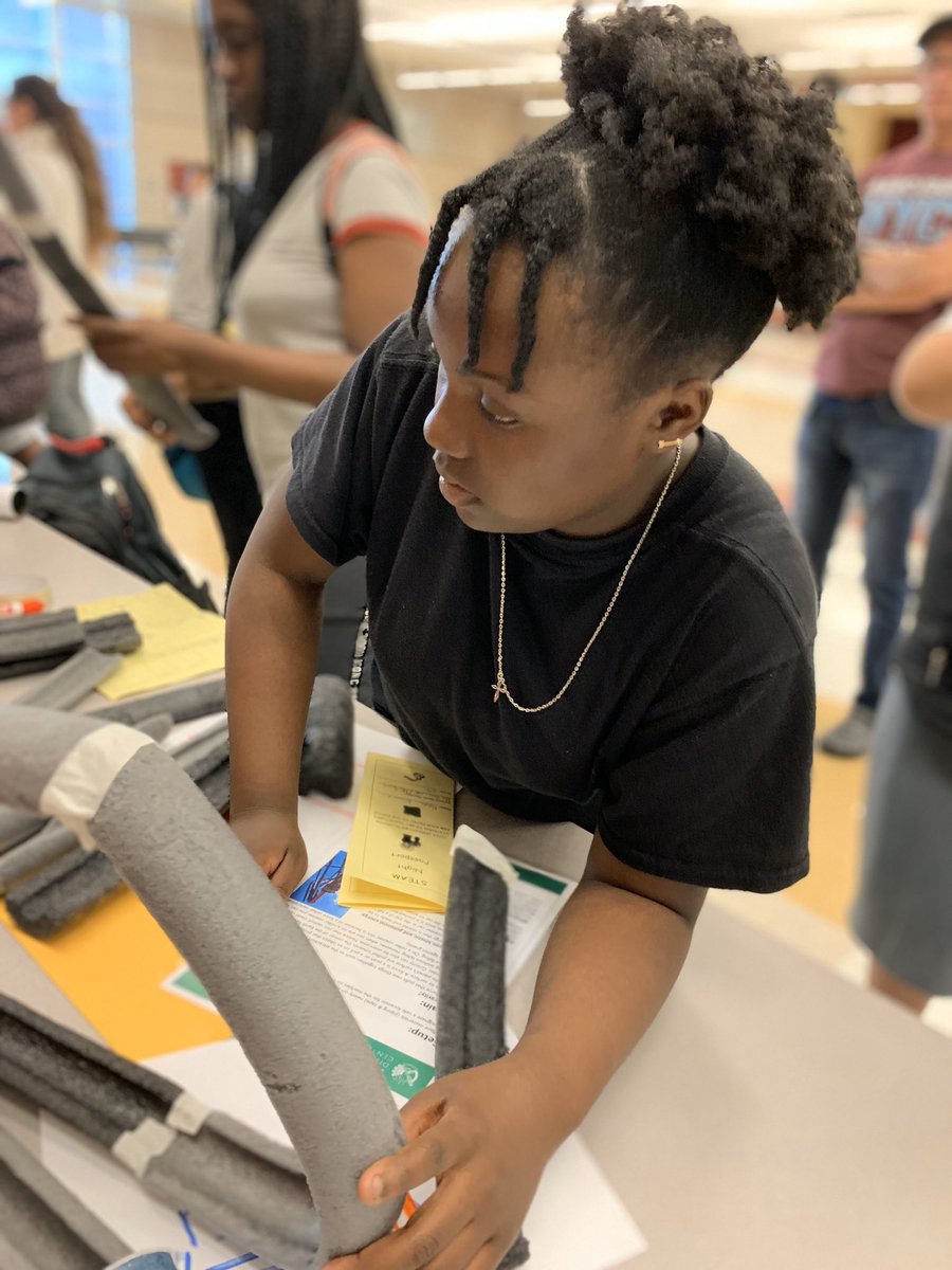 bleedsredsox's tweet photo. STEM Night @WalkerMS_OCPS with #OrlandoScienceCenter #sciencerocks #smartiscool #ilovescience #scienceteacher https://t.co/cgGDuZeiIY