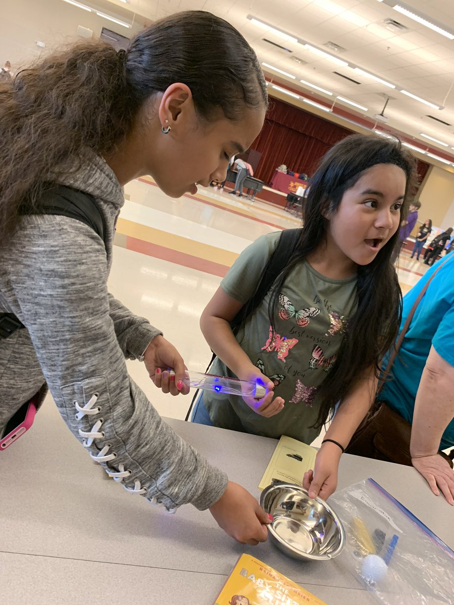 bleedsredsox's tweet photo. STEM Night @WalkerMS_OCPS with #OrlandoScienceCenter #sciencerocks #smartiscool #ilovescience #scienceteacher https://t.co/cgGDuZeiIY