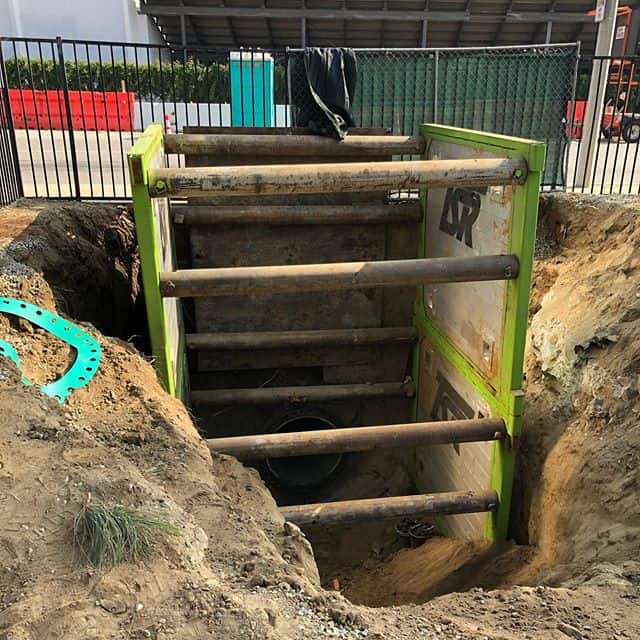 TrenchShoreRent's tweet image. One of our customers took delivery of some of our brand new steel framed aluminum trench boxes. Backhoe friendly, perfect for street work or in this case next to the street work. #treborshoringrentals #trenchshorerentals #trenchshoring #aluminumshoring trenchshorerentals.com/one-of-our-cus…