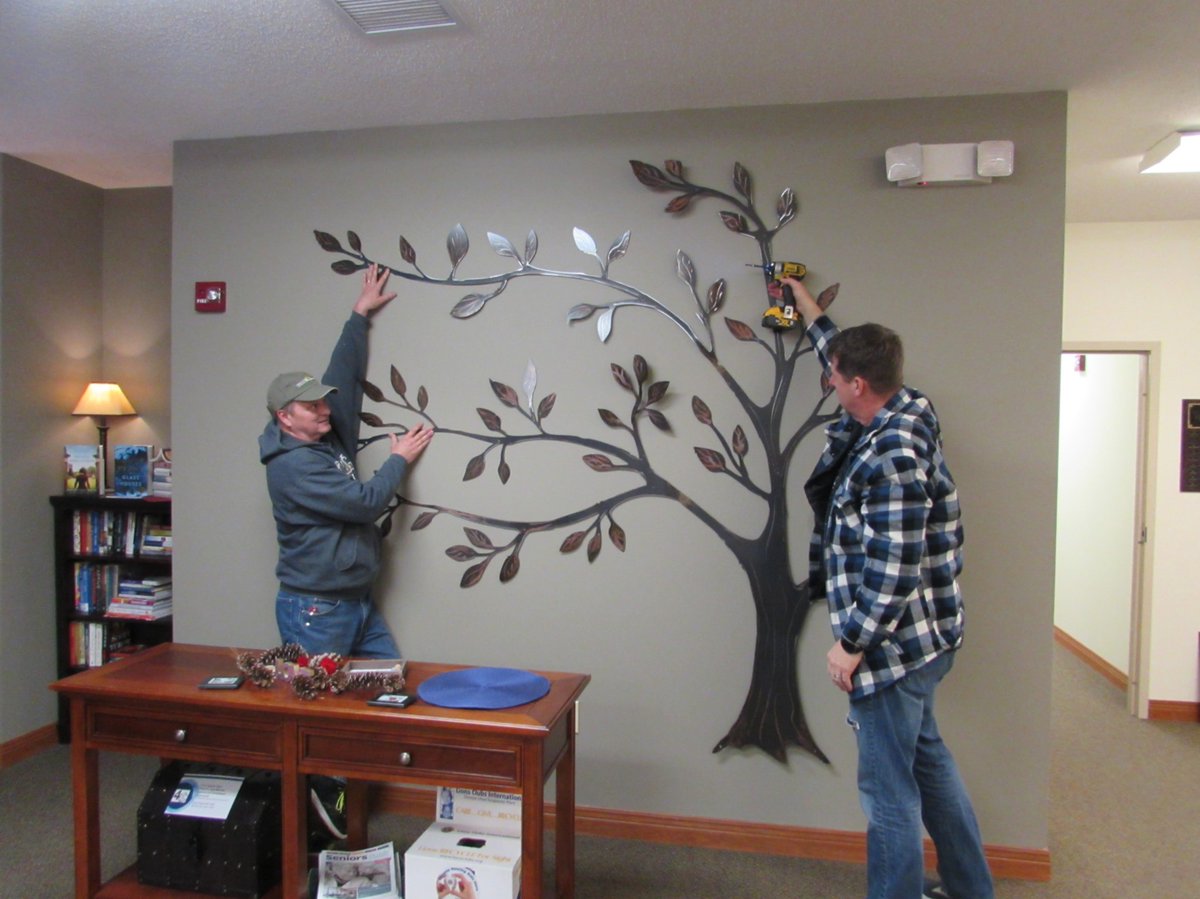 Bocoseniors's tweet image. From little seeds grow mighty trees...
BCSSI is proud to have a new addition in the Lebanon lobby. The Legacy Tree was unveiled yesterday.  Created by artist Craig Voight Concepts pictured w/BCSS Foundation Board Member &amp;amp; friend Paul Mohler.  #LeafaLegacy #LegacyTree