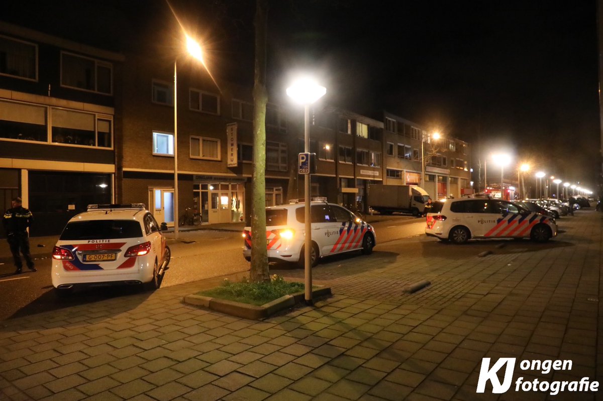 District16nl's tweet photo. 1) In een woning aan de #Rooseveltstraat in #Leiden heeft zonet een brand gewoed in de meterkast. Door de brand werd een rookmelder in de woning geactiveerd, echter werd de bewoonster hiervan niet wakker. Een alerte buurman hoorde de rookmelder wél en alarmeerde de hulpdiensten. https://t.co/dwmJ7dbyOL