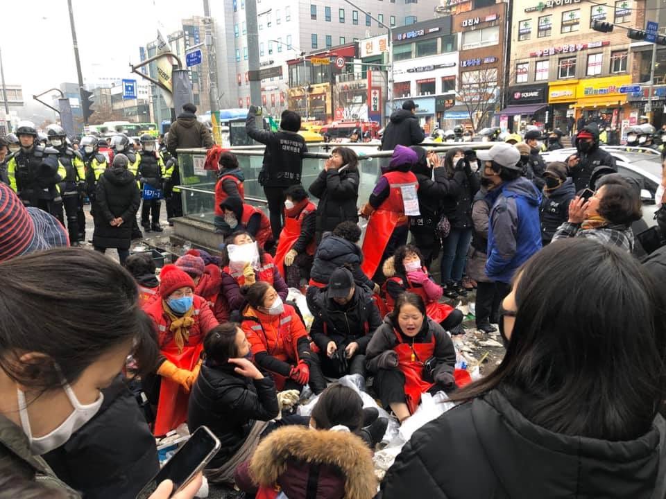 sonsol_jinbo's tweet image. 추운 겨울 용역깡패들 불러서 폭력적으로 노량진 수산시장 상인들의 생존권을 짓밟는 것이 대한민국 공권력 현주소입니다.. @dongjaksarang