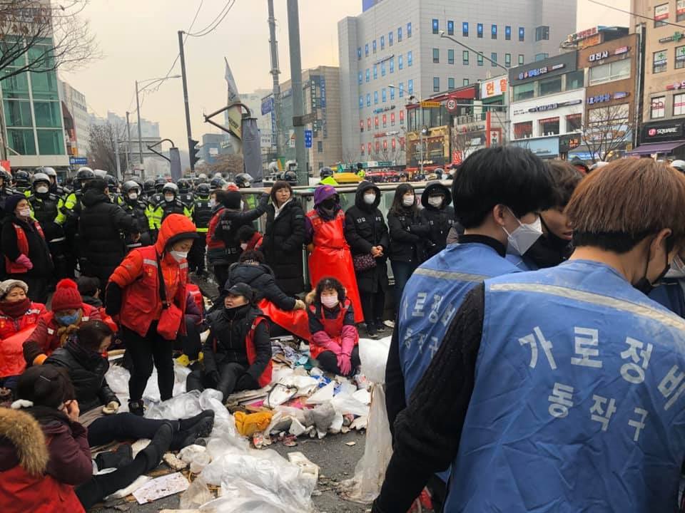 sonsol_jinbo's tweet image. 추운 겨울 용역깡패들 불러서 폭력적으로 노량진 수산시장 상인들의 생존권을 짓밟는 것이 대한민국 공권력 현주소입니다.. @dongjaksarang