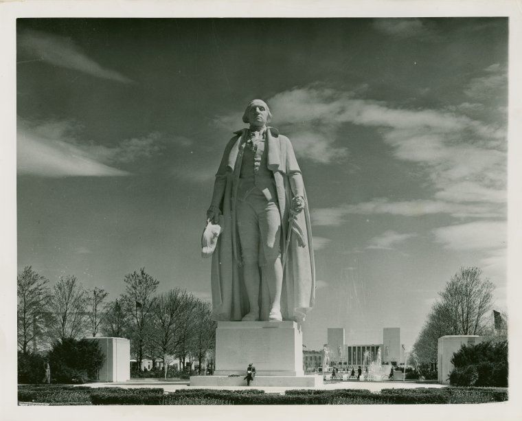 artdecoarch's tweet photo. New York World’s Fair - Pretty sure George Washington was the biggest sculpture at the fair. This sculpture stood at a the end of a huge reflection pool, which was lit up at night, and back by the Trylon and Perisphere. https://t.co/4pUkijqw1q #nywf #georgewashington #1930s https://t.co/7ueG7h13qN