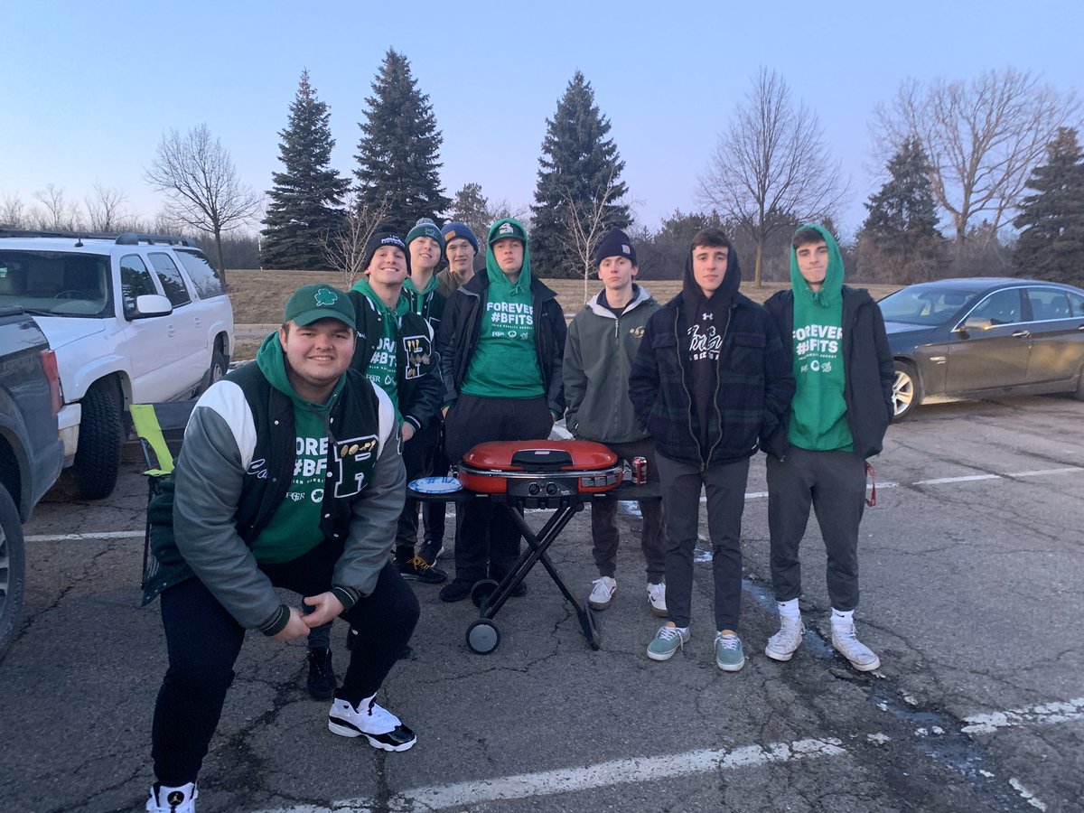 FGRathletics's tweet image. 🏒 What other school tailgates at their home hockey games? #BFITS @FGRGHHockey @FgrDMC @fgrsection Go Irish! ☘️ #Tailgate #NoMatterTheWeather