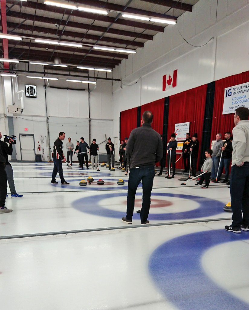 calgarycurlclub's tweet image. Manager Dan giving some pointers to the @NHLBruins! 😉 #NHLBruins #curling #learntocurl