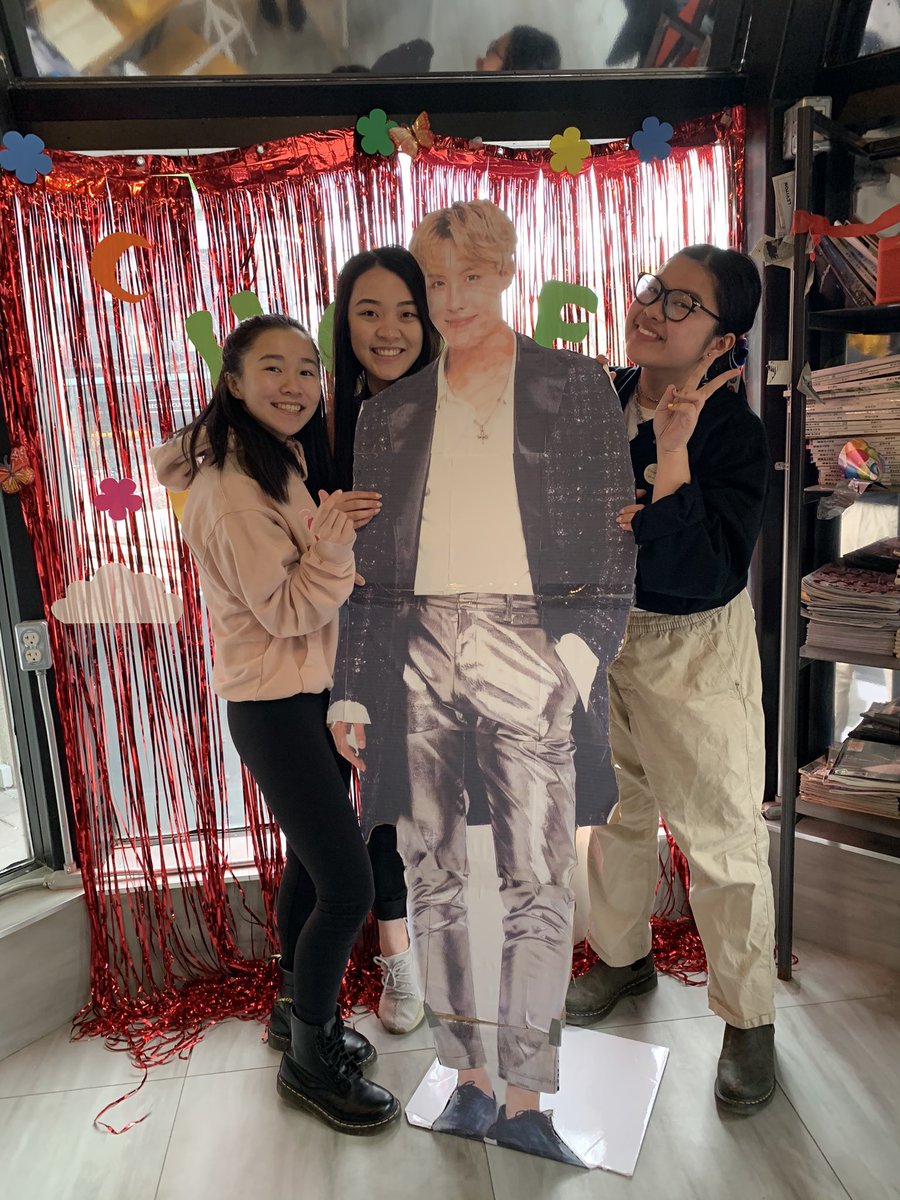 gemwrld's tweet photo. 4/6 KOOBIES Iโm so happy @fiImkv made it even for a quick hi ๐ฅบ๐โผ๏ธ @joonsglory @daegusjhs #HopeWorldDayTO https://t.co/ScyE2fuT6K