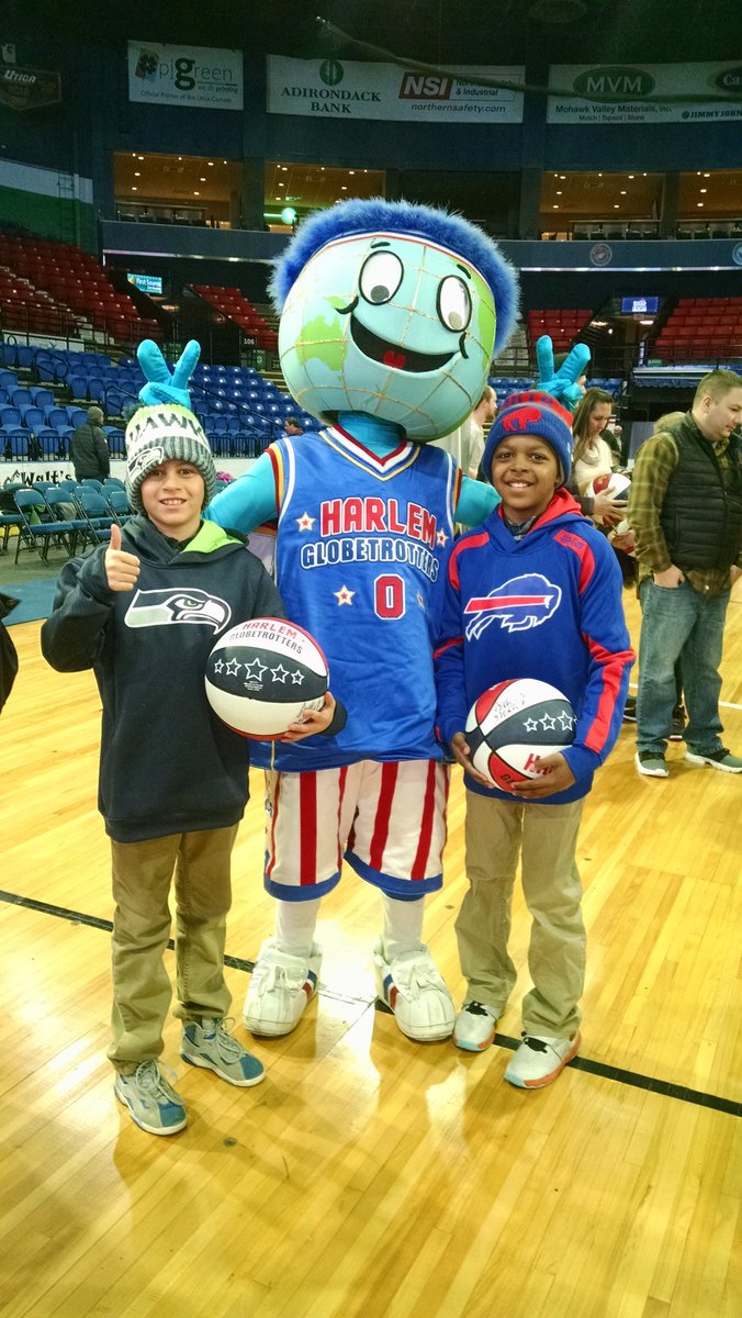 BILLNETO315's tweet photo. #HARLEMGLOBTROTTERS with my boys. It's not #GoBills Football But it'll do ..#BILLNETO #BillsMafia #PanchosArmy https://t.co/zzo8uhlDhN