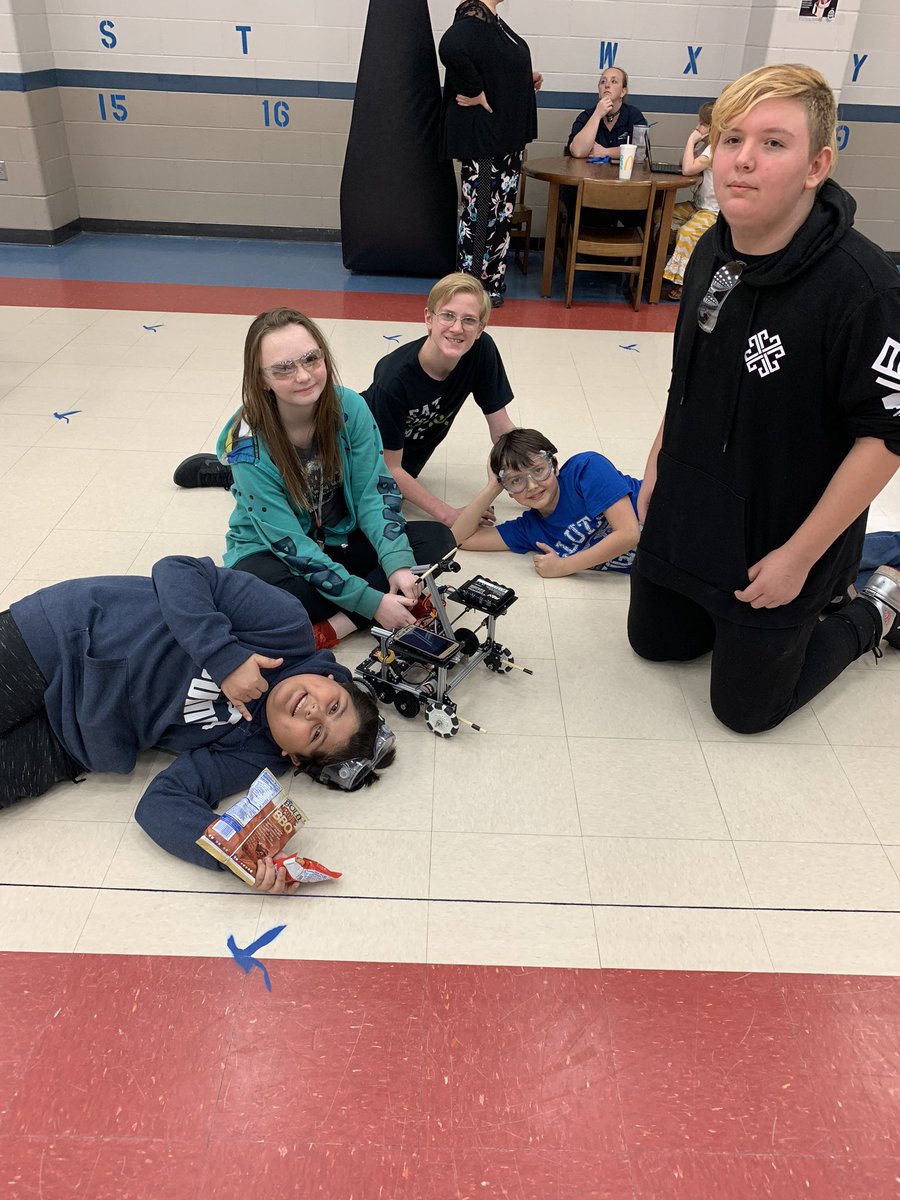 VelascoElem's tweet photo. A huge THANK YOU to the Clute Aries Robotic team for sharing your talent with Velasco STREAM Night.  #BISDPRide @CluteRobotics https://t.co/7oCcZ7OJSD