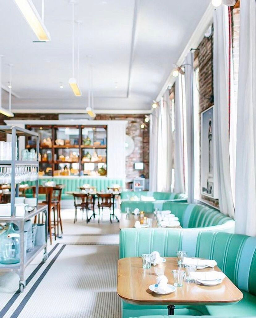 KingCharlesInn's tweet photo. Calling all seafood lovers to visit The Darling Oyster Bar in Charleston! The perfect stylish spot serving delicious oysters and seafood dishes. 📷@mydomaine

#charleston #charlestonsc #southcarolina #discoversc #mysouthernliving #lowcountry #seafood https://t.co/fHZVwNq2n5