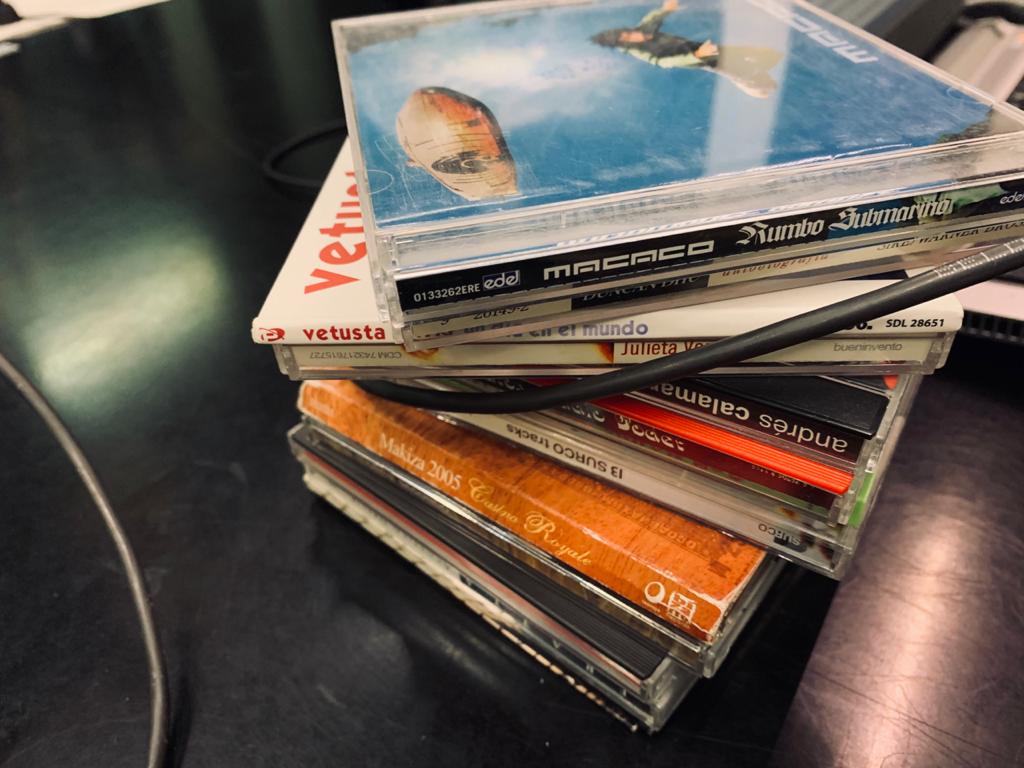RadioUdeG's tweet photo. 📻🎼Inicia #RadarFIM con el máster @BlancdeBlancs en @radiocubista.
Escúchanos a través del 104.3 de FM o https://t.co/17daAlQKJD https://t.co/Yj5TkIDpgn