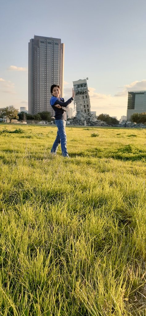 duran037's tweet photo. #leaningtowerofdallas Antonio visiting Dallas's own leaning tower!! @mduran037 @ethetton @cubazulada https://t.co/36yopfjr3t