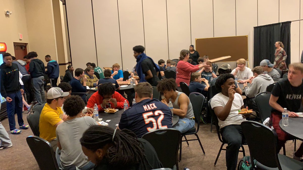 1BuckNation's tweet photo. After working hard it’s awesome to break bread with the ones who broke a sweat. #rackaatack https://t.co/kam7Al2WiO