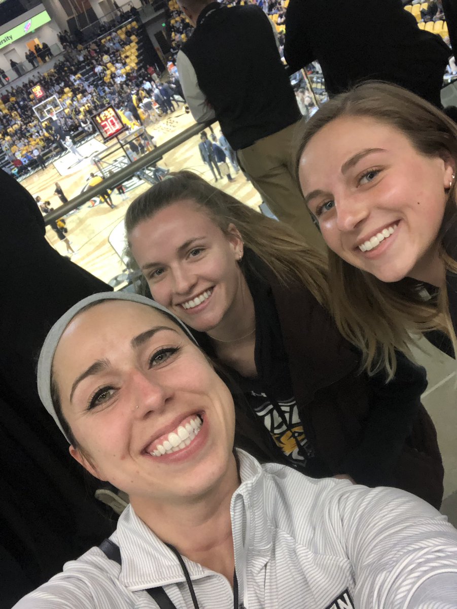 CoachGabbyG1221's tweet photo. Towson Track and Field supporting @Towson_MBB! #tigerselfie @Towson_TFXC @paigekeefer_ #melissagraham ๐ฏ https://t.co/To6sSrQ7BU