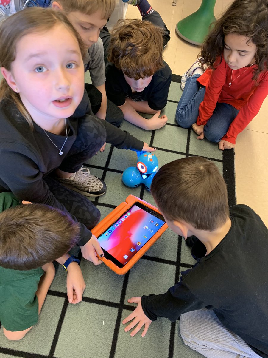 Coding club was even better today with our 3rd grade volunteers <a href="/SherwoodPandas/">Sherwood School</a> #112leads thanks to <a href="/112foundation/">112 Education Foundation</a> <a href="/D112Teachers/">District112Teachers</a>