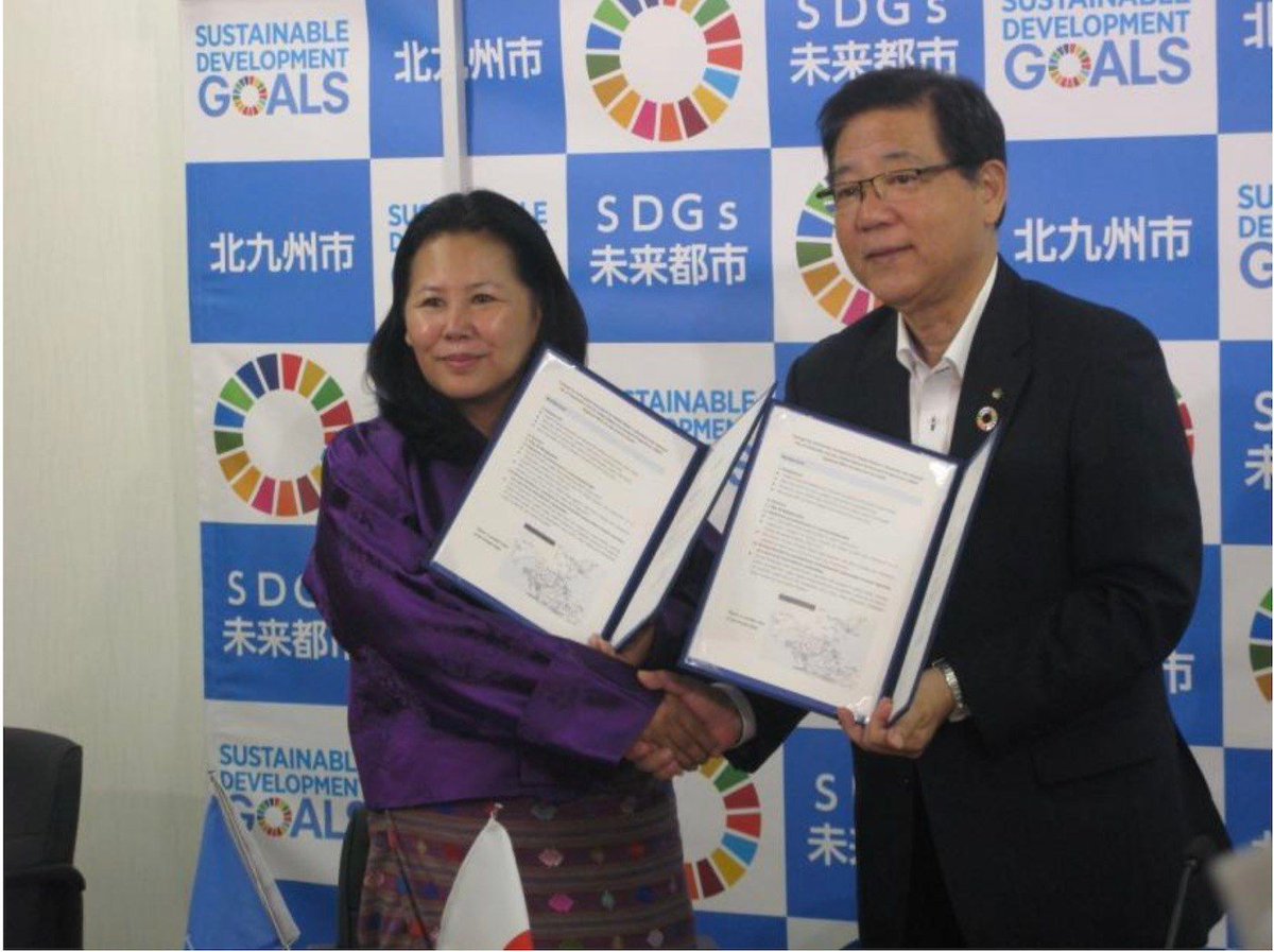 FukuokaNow's tweet image. Kitakyushu City is working on reducing plastic wastes in Southeast-Asian countries through a partnership with the United Nations Environment Programme (UNEP.) Read more here: bit.ly/37IAaaC #UNjapan #UNenvironmentprogramme #recyclingkyushu