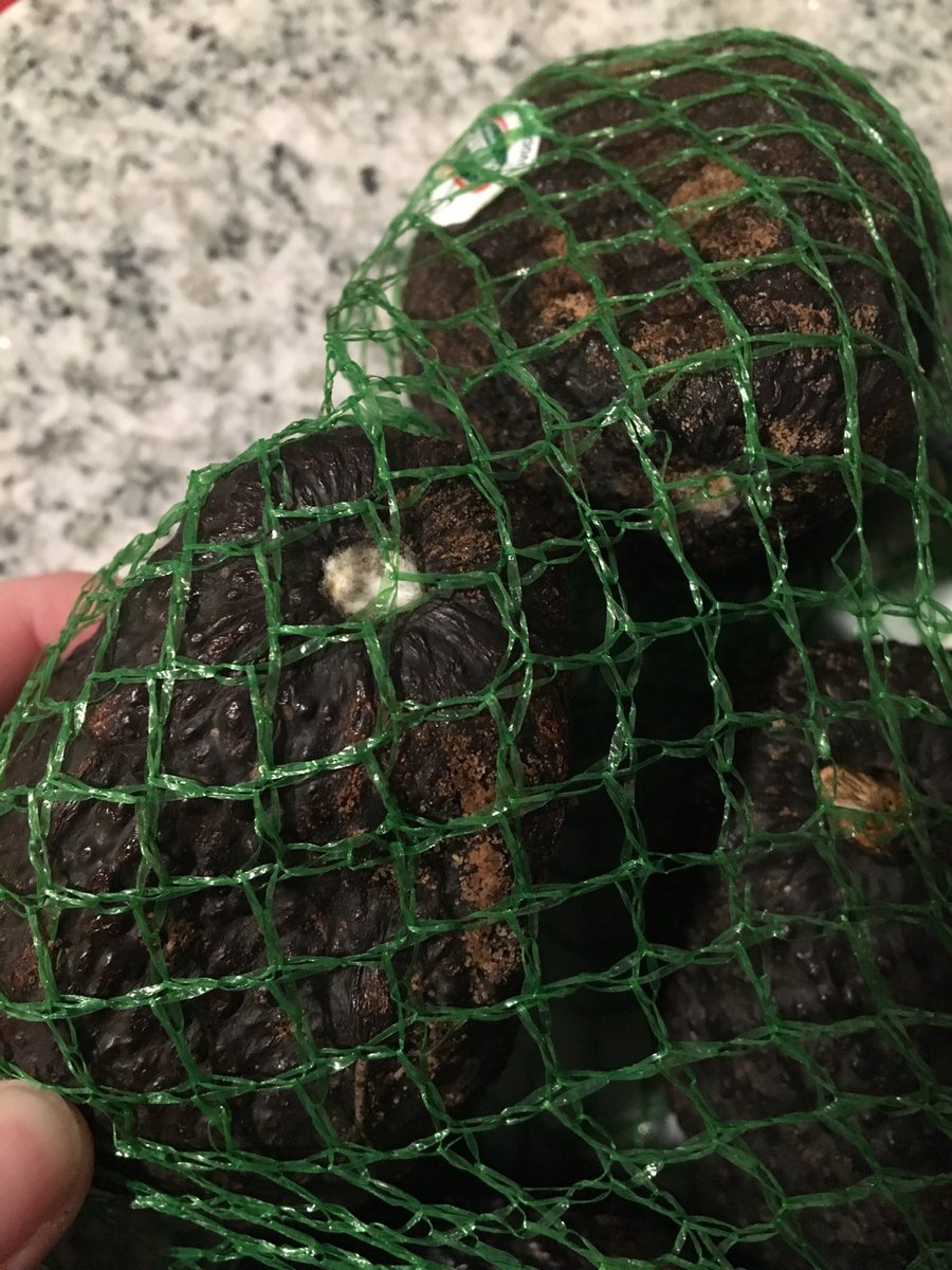 macybieller's tweet photo. @kroger 
disappointed in my pickup order this evening. Rotten bag of avocados and rotten strawberries. I thought pickup was supposed to make my life easier! No I have to go back to the store... https://t.co/sWy3fZS0tU