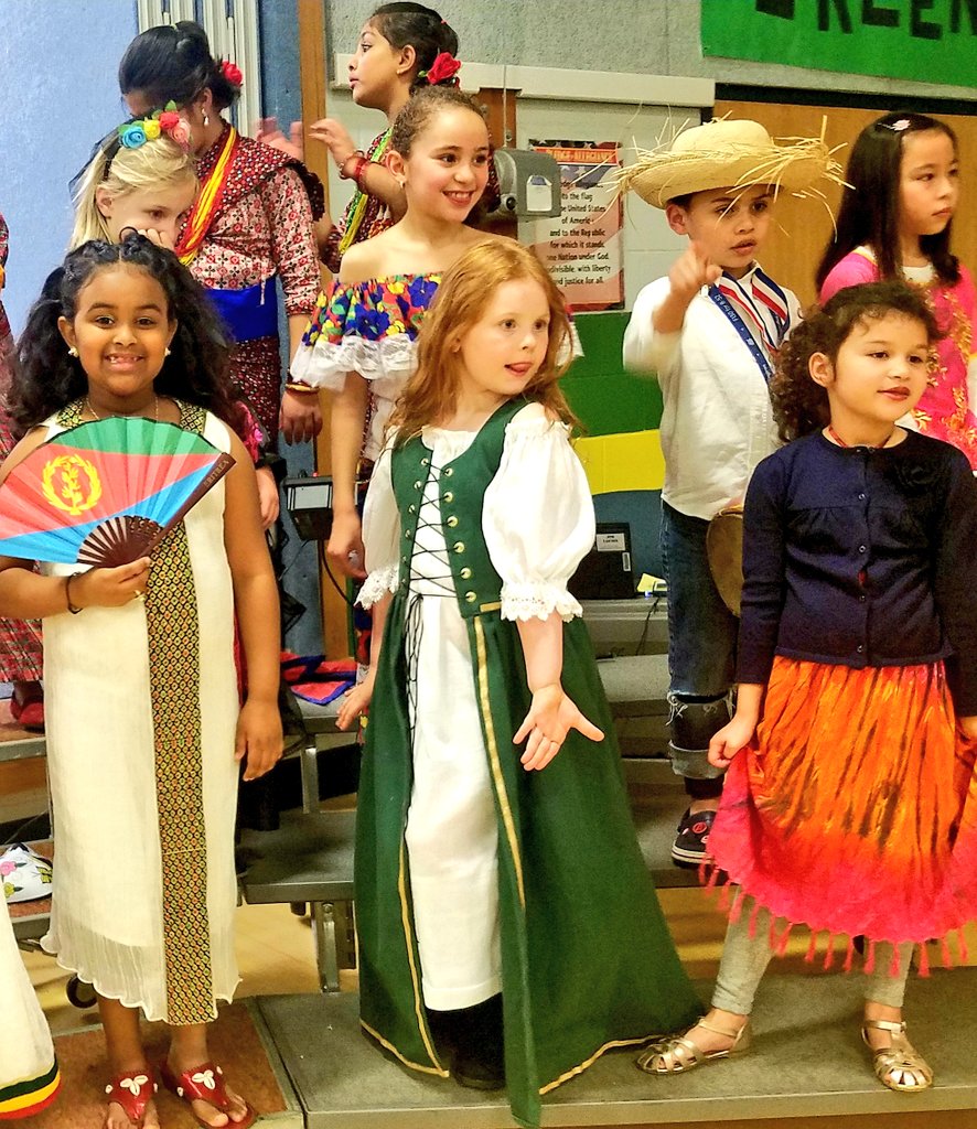 And that's a wrap! <a href="/FranconiaES/">Franconia Elementary</a>  Families celebrate each other at International Night.
<a href="/ajsmithFCPS/">Andrew Smith</a> <a href="/LPinskiFCPS/">LPinski</a> @drNEKing <a href="/fcpsnews/">Fairfax Schools 🌟</a>