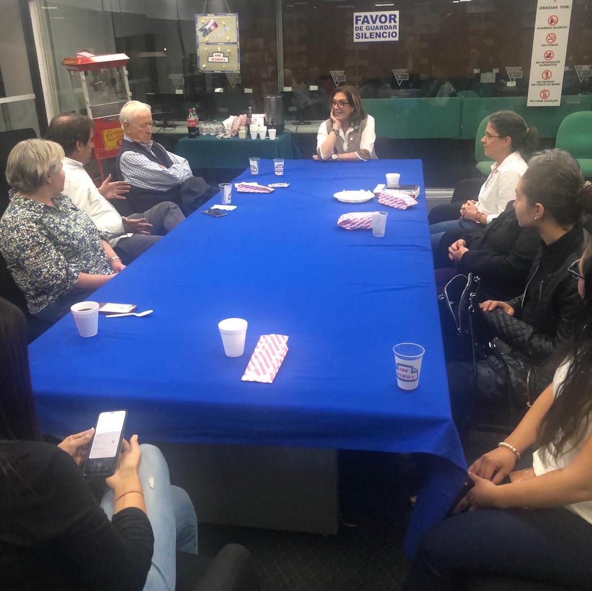 Loreynagomez's tweet photo. Agradecida y feliz por la invitación al club de lectura del Centro Deportivo Israelita. Un grupo verdaderamente entrañable. https://t.co/PHBP3qMjBe