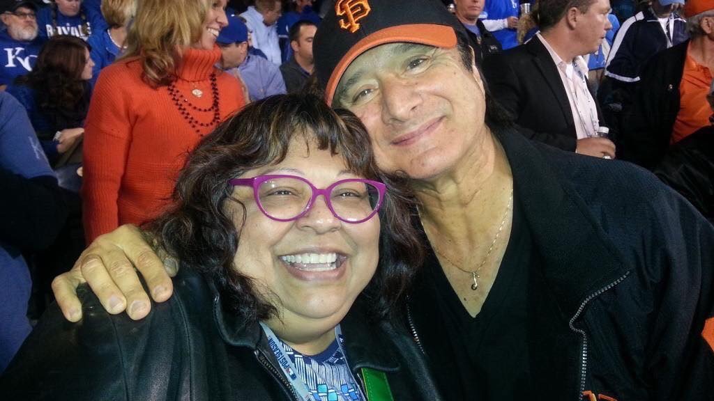 Valkyrie9811's tweet photo. He made her day! 28 Oct. 2014
#steveperry #steveperryfan #worldsgreatestsinger #frontman #singer #steveperryjourney # https://t.co/pYAhLZ8uFz