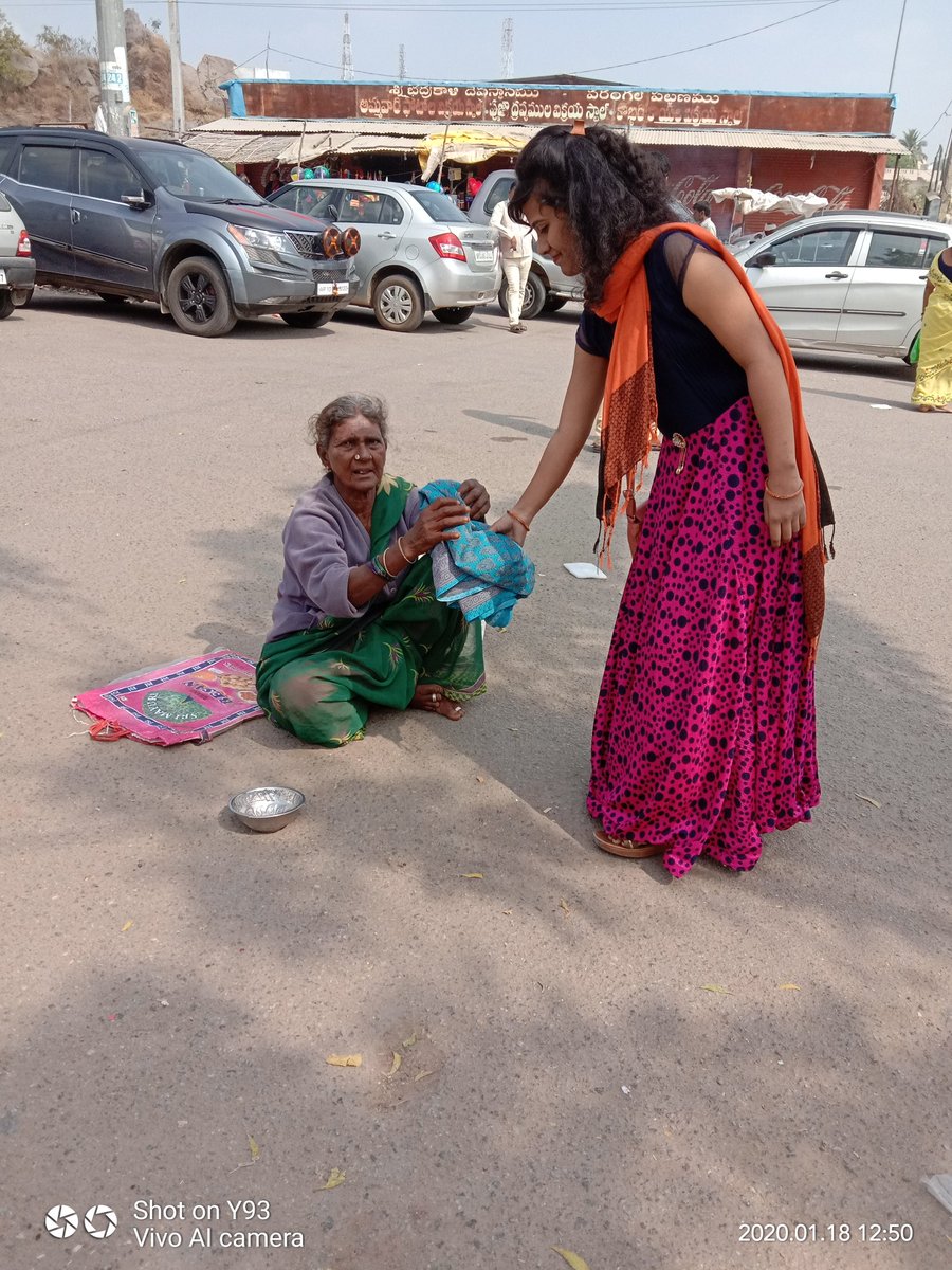 MemuSeva's tweet photo. On the occasion of our founder birthday she personally distributed some clothes to roadside ppl https://t.co/w6dypetabG