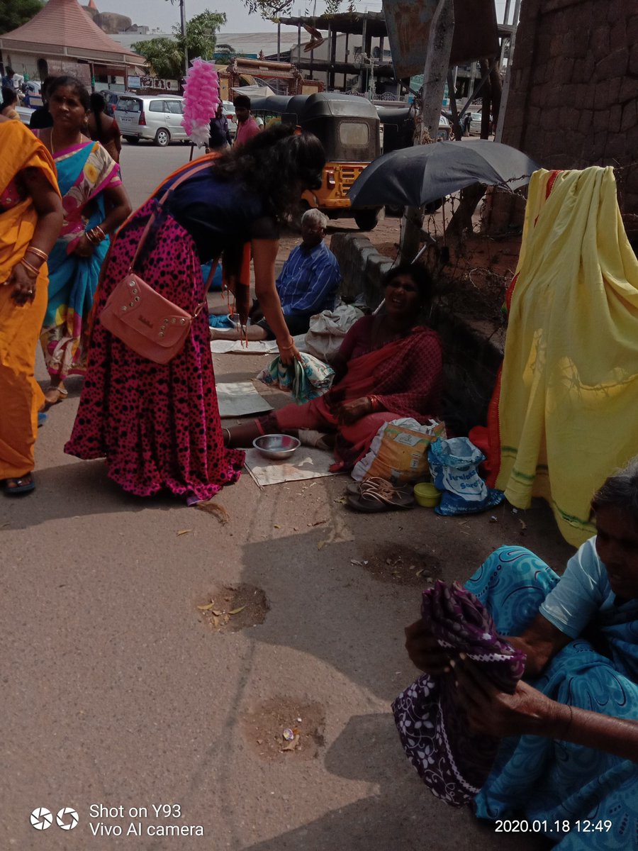 MemuSeva's tweet photo. On the occasion of our founder birthday she personally distributed some clothes to roadside ppl https://t.co/w6dypetabG