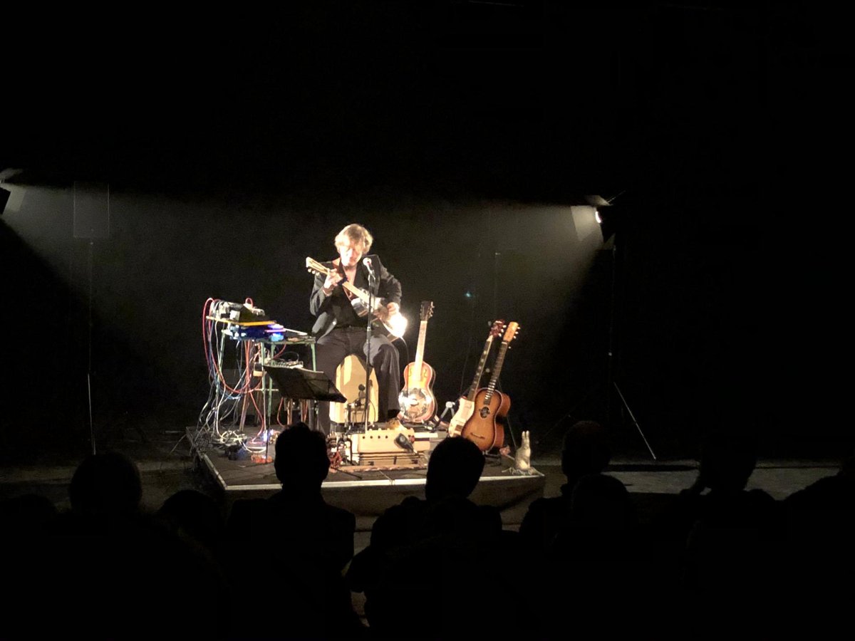 A_klank's tweet photo. Een schitterend optreden van een creatieve duizendpoot. Dankjewel #StefKamilCarlens! #Boechoutbeweegt https://t.co/Nhypk8LFaM