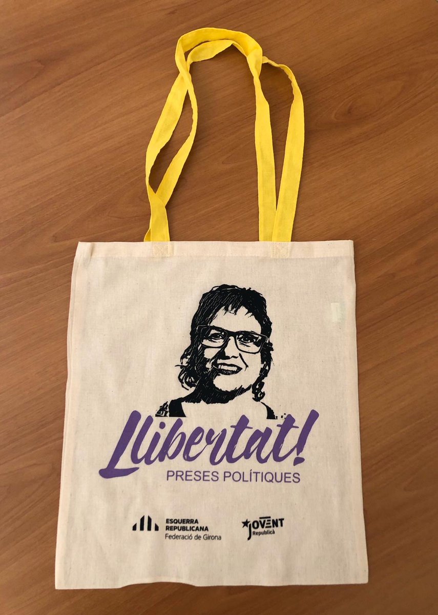 dolorsbassac's tweet photo. 👜 Aquest cap de setmana trobareu aquesta bossa a les parades de Ripoll, Girona, Figueres, Riells i Viabrea. 

Perquè la repressió va contra totes i tots👉https://t.co/izKcBqZNwy

Moltes gràcies per col·laborar amb la caixa @DeSolidaritat! https://t.co/YMf4TlyGvr