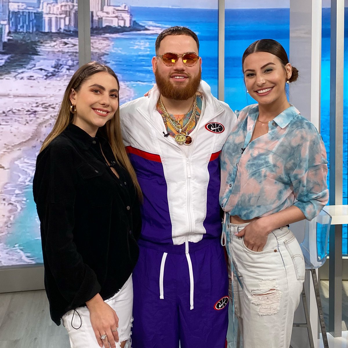 latinxnow's tweet photo. La Asociación de los 90 Piketes llegó a #LatinxNow 🦁 Watch our daily show w/ special guest @MikyWoodz 🙌 Hablamos de su nuevo sencillo #AsiEh & we even play basketball🏀 Watch here: https://t.co/g9l0K81p5Q https://t.co/ZUpoF1mP6X