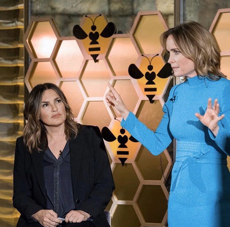 lindayanchuck's tweet photo. 30 minutes until an all new #SVU but who’s counting🙋♀️🙋♀️🙋♀️ #SwimmingWithTheSharks #itsnotjustaTVshow #leightsbackon https://t.co/i2oOkSN1UH