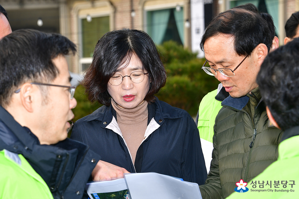 falcontm65's tweet photo. 2020.02.21 분당구청장(고혜경)은 현장행정으로 석운동(행정동 운중동 동장 조만재) 석운로 인도 설치 민원 현장을 건설과(과장 이찬택)와 구조물관리과 담당공무원과 함께 방문하였습니다. #분당구 #고혜경 #현장행정 #석운동 #운중동 #분당로드 https://t.co/67VG02lqnj