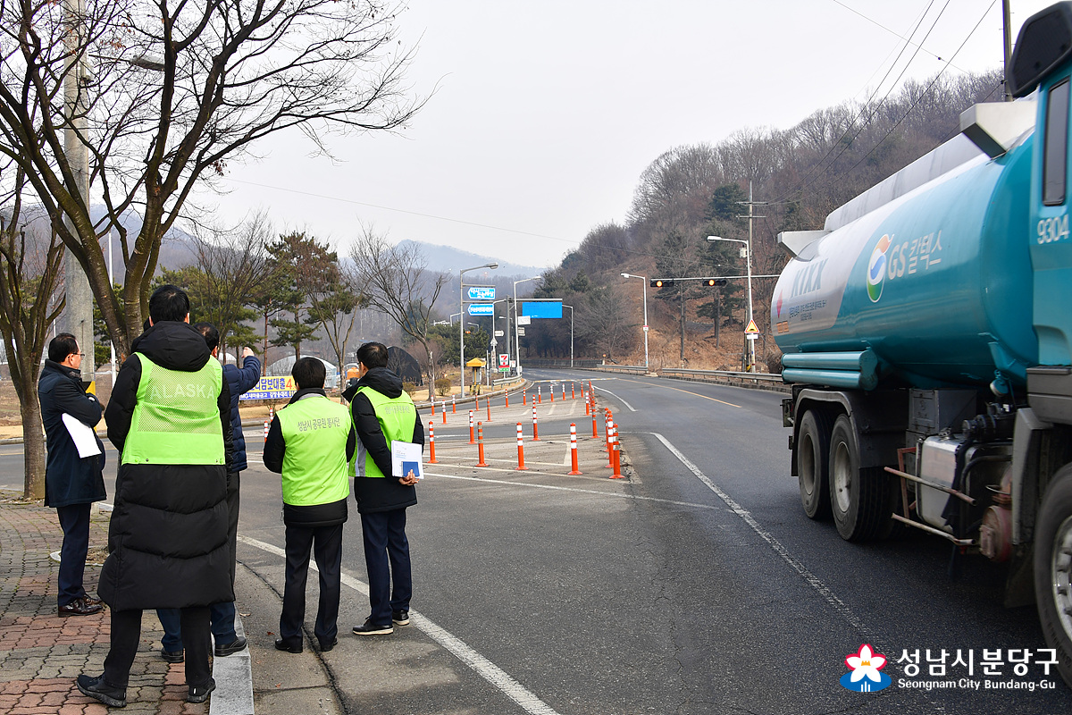 falcontm65's tweet photo. 2020.02.21 분당구청장(고혜경)은 현장행정으로 석운동(행정동 운중동 동장 조만재) 석운로 인도 설치 민원 현장을 건설과(과장 이찬택)와 구조물관리과 담당공무원과 함께 방문하였습니다. #분당구 #고혜경 #현장행정 #석운동 #운중동 #분당로드 https://t.co/67VG02lqnj