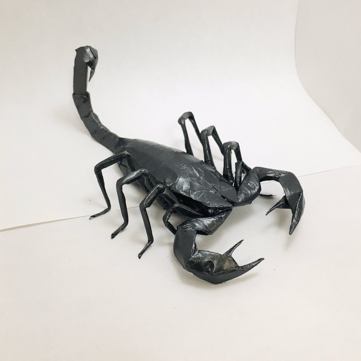 すぎぽよ Sさんのチャグロサソリ Forest Scorpion Designed By Tuok3110 50cm雁皮紙 アクリル絵の具 完成後塗装 より From One Sheet Of Square Paper 中はぐっちゃぐちゃだけど 無理やり仕上げました 気門は紙がふにゃふにゃになって折れなかっ