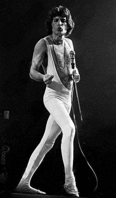 Mery_LovesFredd's tweet photo. Spread the love To our beloved king!! Have a great #FreddieMercury day @OIQFC @QueenieOfNorway
@_merina__ @violetnyanco @freddiequeenluv
@rogbrijohnfred4 @yeon_Queen1233   
#freddiemercury #FreddieFriday #Queen 
@misfeller ♥️♥️♥️♥️ https://t.co/cc5c1ilwTs