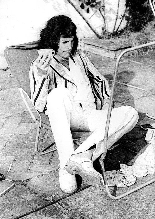 Mery_LovesFredd's tweet photo. Spread the love To our beloved king!! Have a great #FreddieMercury day @OIQFC @QueenieOfNorway
@_merina__ @violetnyanco @freddiequeenluv
@rogbrijohnfred4 @yeon_Queen1233   
#freddiemercury #FreddieFriday #Queen 
@misfeller ♥️♥️♥️♥️ https://t.co/cc5c1ilwTs
