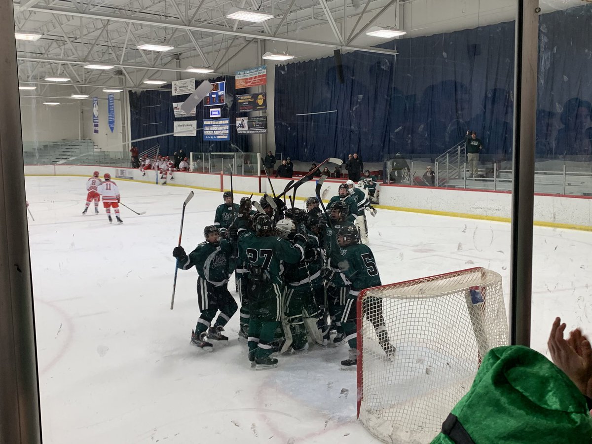 FGRathletics's tweet image. 🚨🏒 Irish Hockey gets the HUGE Metro League win against Grosse Ile 3-2. Great game by the boys! Next up, MHSAA Regional Quarter Finals against Livonia Franklin 2/26 at 4 pm at the AA Ice Cube. Go Irish! ☘️ @fgrsection @FGRGHHockey @FGRHSAA @ghillssports