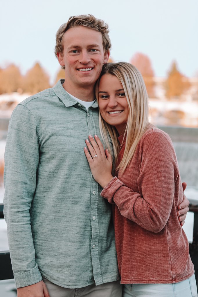 raeganwhitney's tweet photo. Surprise 💍 https://t.co/5kK9Edvca1