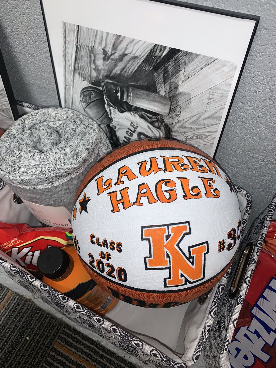 RenaeBoone15's tweet photo. Our team scored 70 pts 😳 to win on SENIOR NIGHT! So thankful for Olivia, Lauren and Maryanne!! So proud of these three and feeling so blessed I was able to be their coach their senior season! 🏀🧡🐾 #LPLM #RiseUp https://t.co/1Ko67lv0Dq