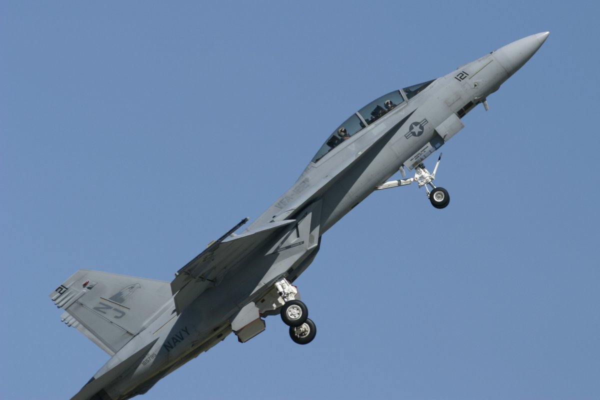 meatball206's tweet photo. #dirtyroll #f18 #airshow #VFA122
lemoore aie show 2004 https://t.co/FNp2P3zBU3