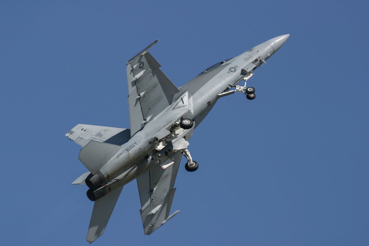 meatball206's tweet photo. #dirtyroll #f18 #airshow #VFA122
lemoore aie show 2004 https://t.co/FNp2P3zBU3