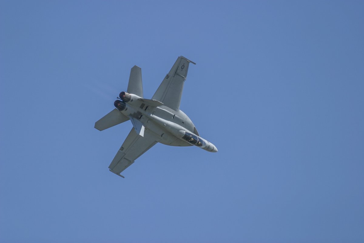 meatball206's tweet photo. #dirtyroll #f18 #airshow #VFA122
lemoore aie show 2004 https://t.co/FNp2P3zBU3