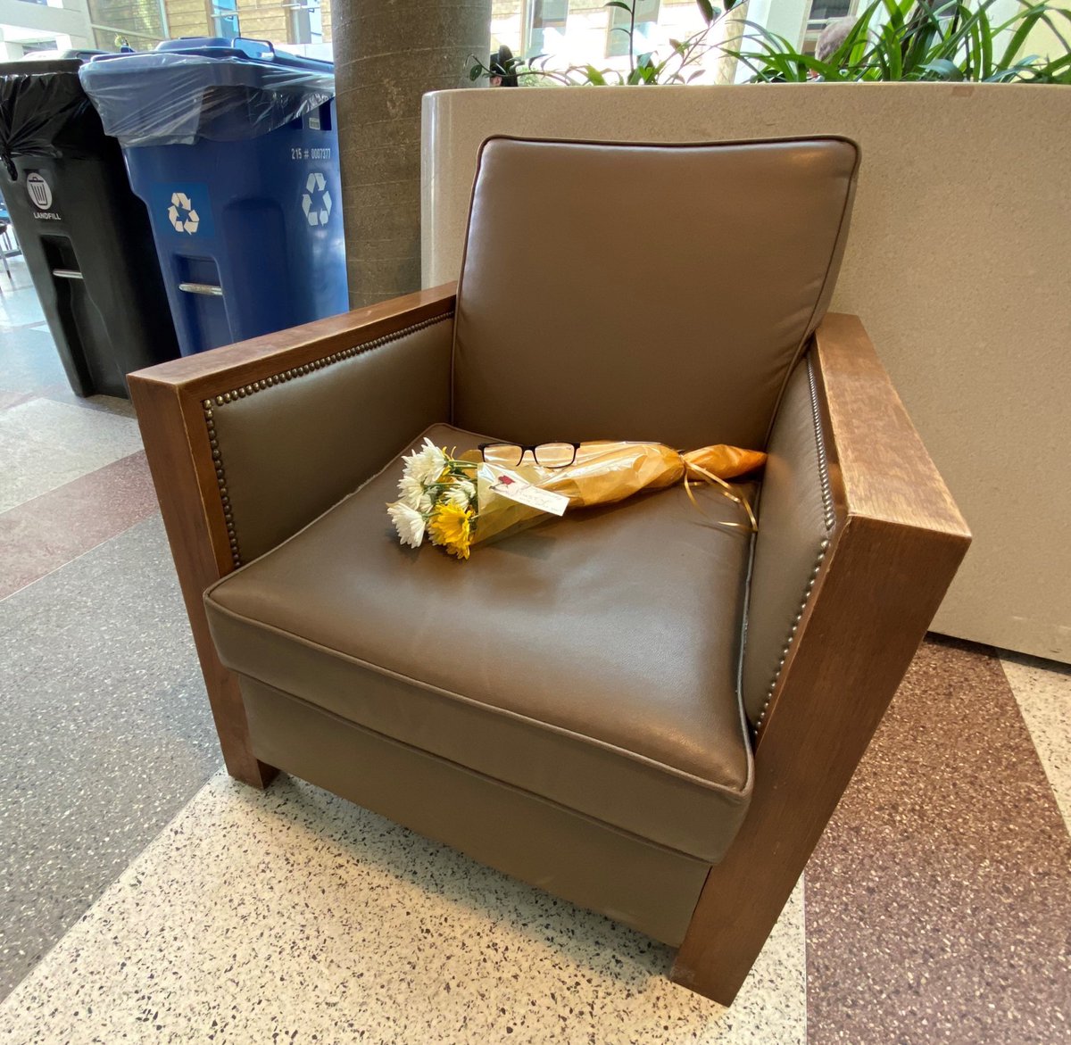 El era Rusty. Durante 10 años se encargó de animar a los pacientes y trabajadores del Hospital St. Boniface, en Winnipeg 🏥

Ayer, justo un día después de cumplir 18 años, Rusty partió al cielo de los Lomitos 😇

En su silla favorita, le dejaron sus lentes y unas flores 🐶