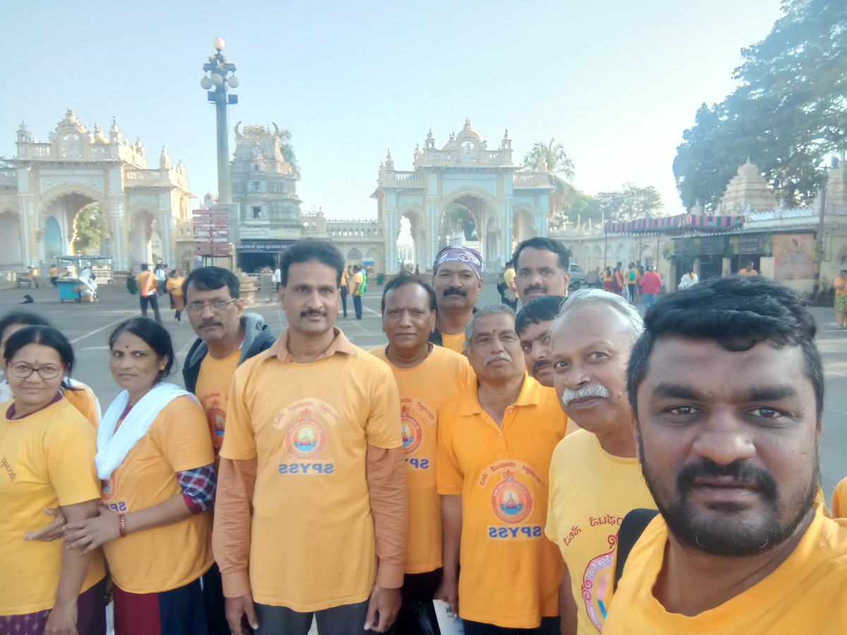 ManjuFeel's tweet photo. ಇಂದು ಅರಮನೆ ಆವರಣದಲ್ಲಿ ಮಹಾ ಶಿವರಾತ್ರಿ ಪ್ರಯುಕ್ತ 11 ಸುತ್ತು ಶಿವ ನಮಸ್ಕಾರ ಯೋಗ ಬಂಧುಗಳ ಜೊತೆಯಲ್ಲಿ #SPYSS @purviraju1 @MadhukumarVP1 @ds79131542 https://t.co/jV6DeAeSPs