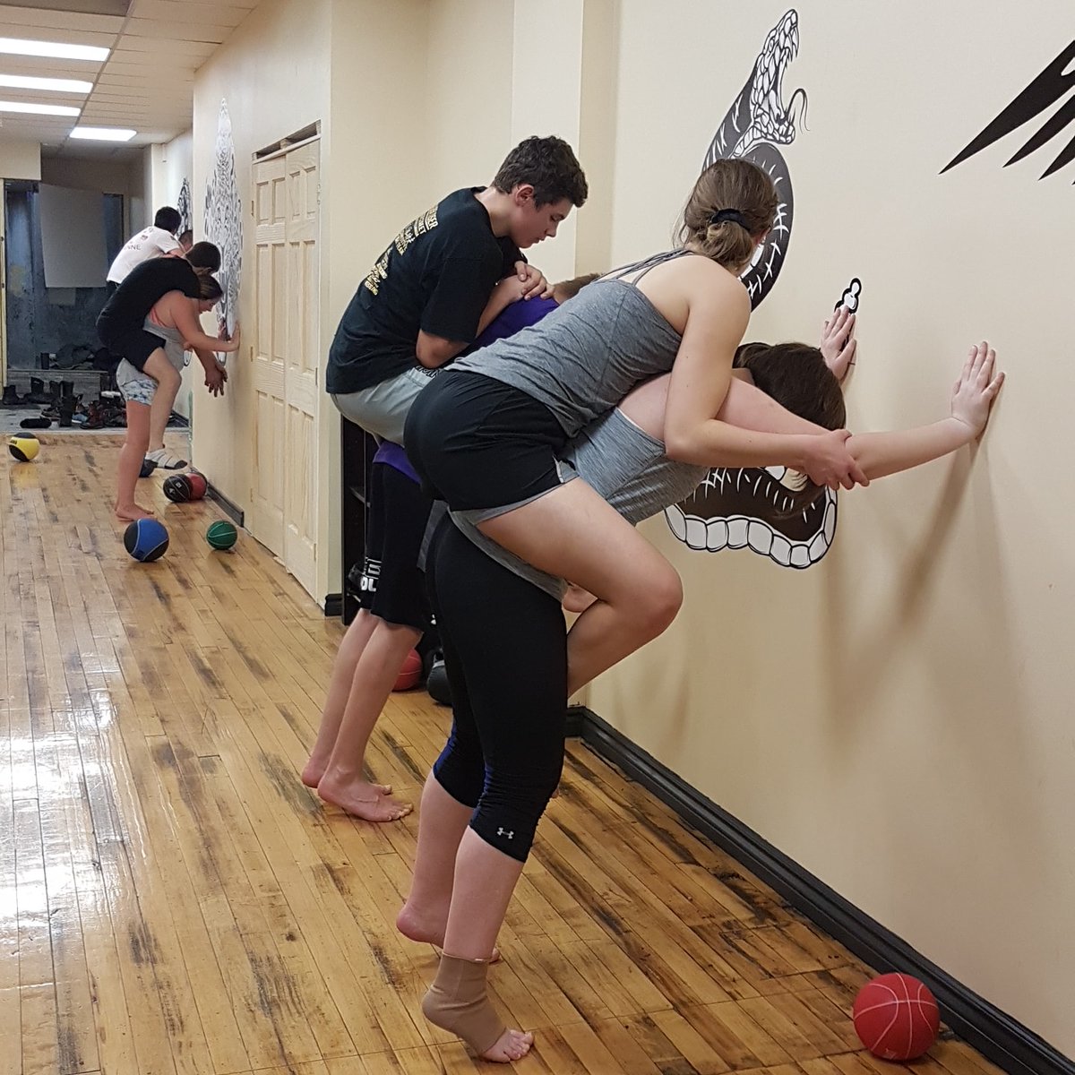 TheGolden_Tiger's tweet photo. Jut warming up with some calve raises tonight.
Great classes.
#Kickboxig upstairs.
#Brazilianjiujitsu & #sparring downstairs
.
#GoldenTiger #athletes #Teammates #gymfamily #hanover #wakokickboxing #wakocanada #BJJ #OWG #OntarioWinterGames #westgrey #greybrucecounty #ringsport https://t.co/anl1utXxW1