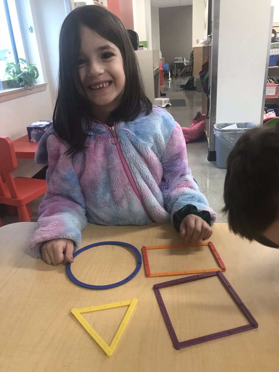 LizMartinezHES's tweet photo. 2D shape fun! #HerffKinder #HerrfHawks #weareboerne #dreamjourneylegacy https://t.co/YKvPVAds7o