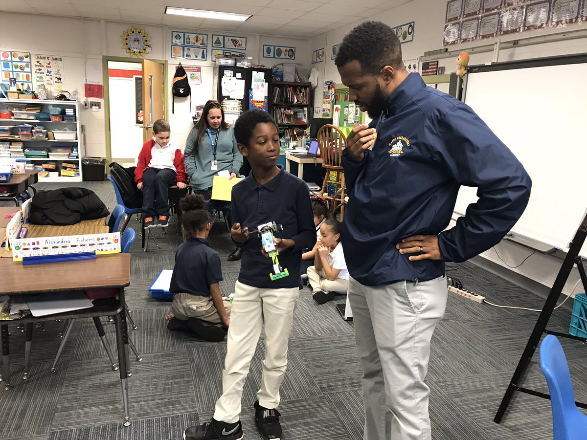 CCCTeach's tweet photo. #LegoWeDo, #2ndgraderobotcoding, #innovation, @MitsAngie @2ndgradenwes @GailPylant @LisaMar08634095 @NWEScharacterEd https://t.co/h6Z2LsOMwZ