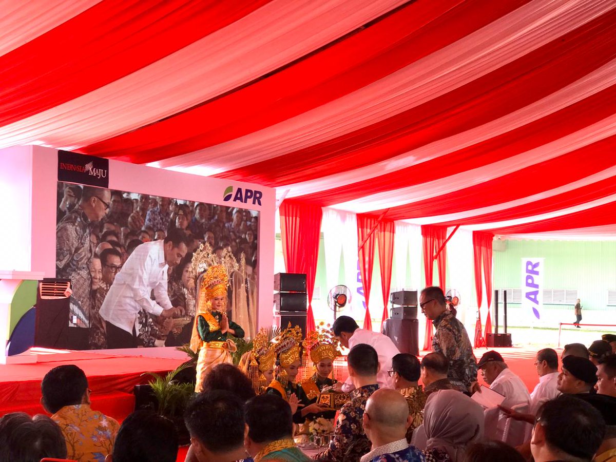 intanpsri's tweet photo. Welcome to the number 1 person in Indonesia, bapak president RI, bapak @jokowi 

#everythingndonesia #iloveviscose https://t.co/eR1WdzmjuW
