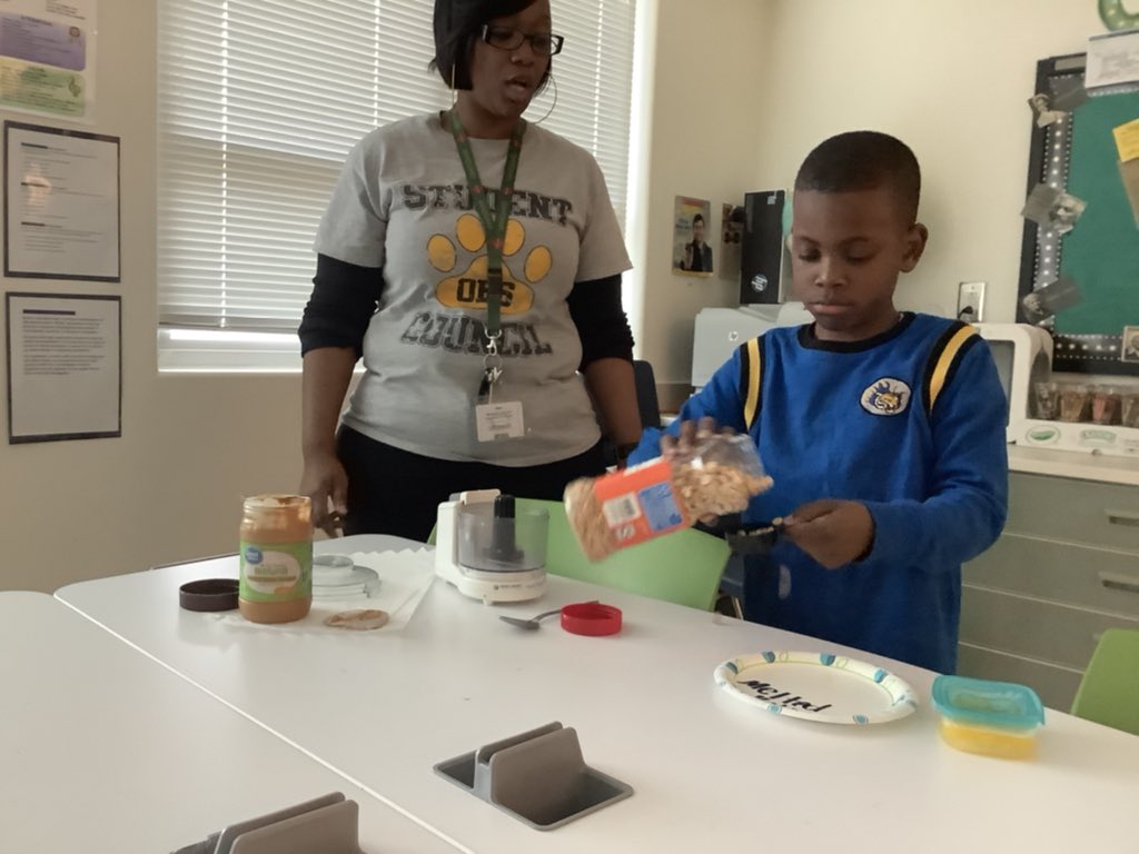 TeachSingleton's tweet photo. #PBLChronicles The Better Binder Peanut 🥜Butter Experiment Continues...trial 1-peanuts and honey🍯...trial 2-peanuts and melted butter🧈...trial 3 coming soon. Which will it be🤔 @drhogans7320 #OakleyTigersSoar https://t.co/oFmTxDrE9U